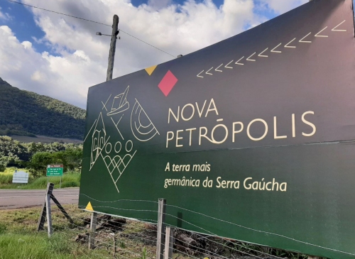 Foto-ACINP investe em placas com a nova identidade turística de Nova Petrópolis nos acessos a cidade